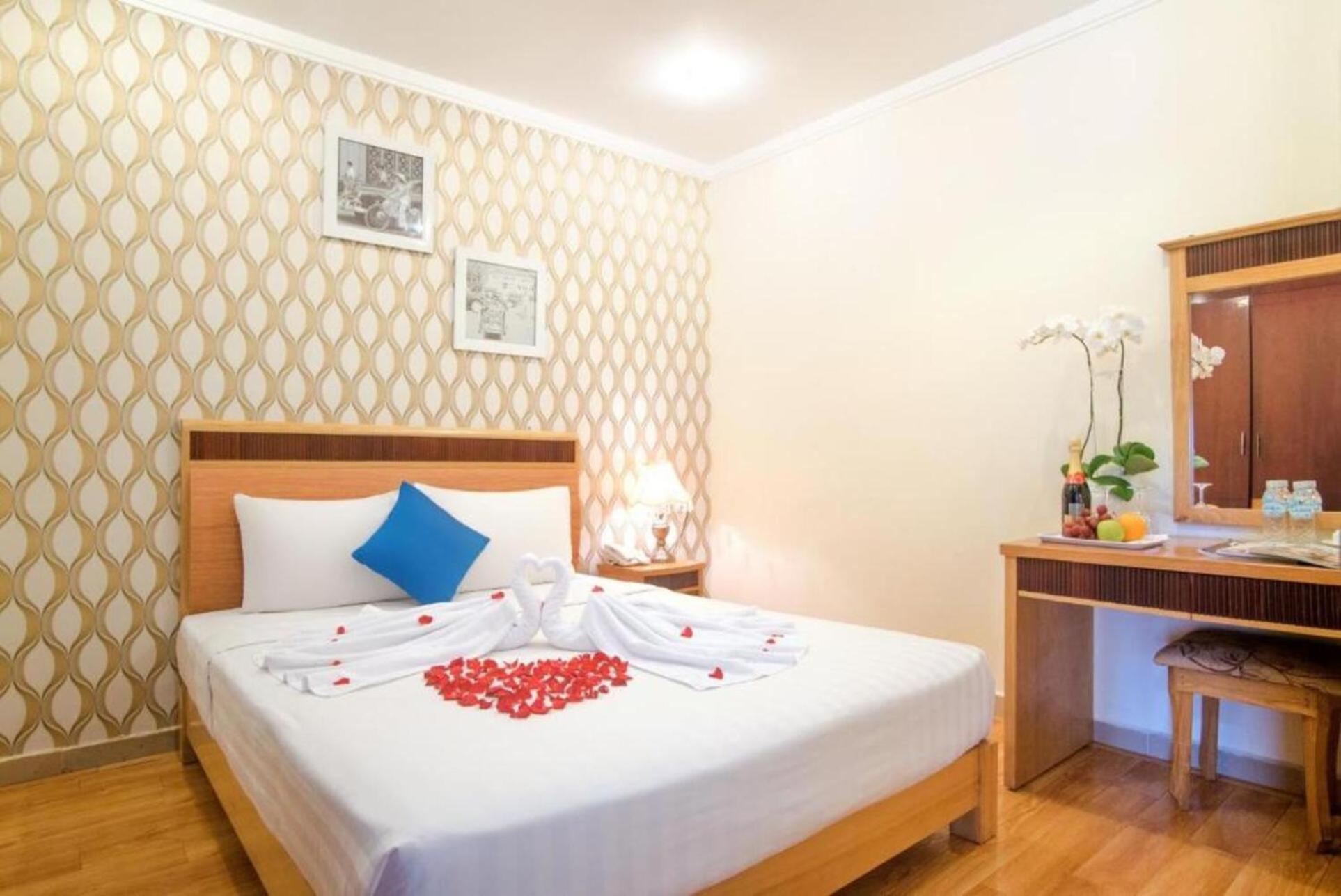 Ruby Saigon Hotel - Le Thanh Ton Хошимин Екстериор снимка