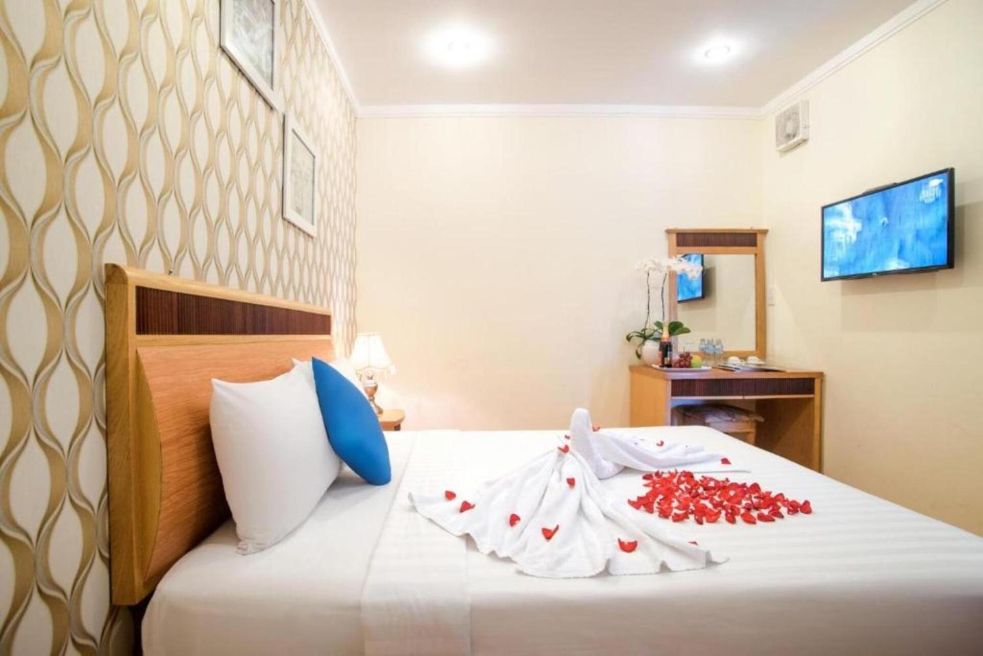 Ruby Saigon Hotel - Le Thanh Ton Хошимин Екстериор снимка