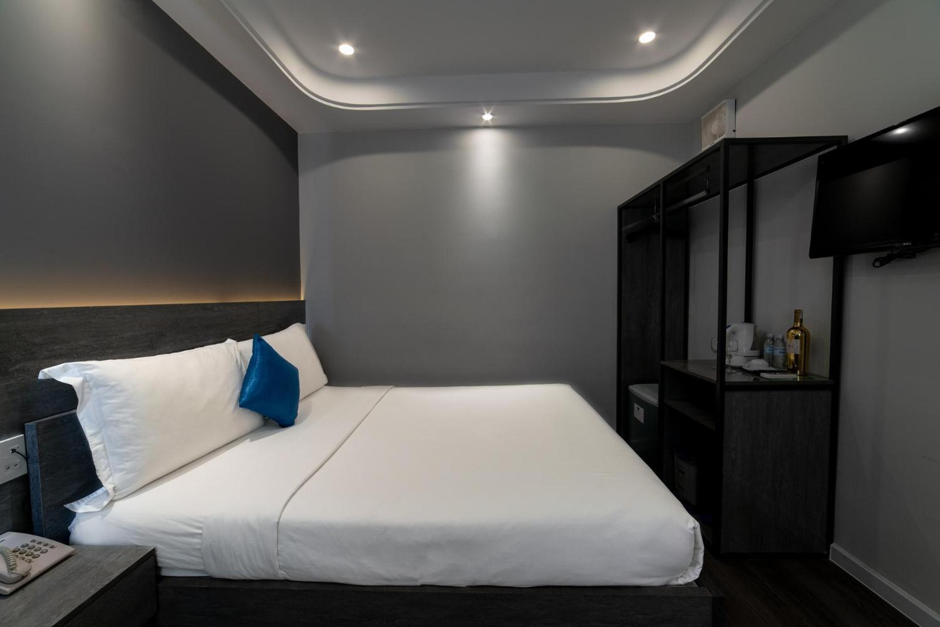 Ruby Saigon Hotel - Le Thanh Ton Хошимин Екстериор снимка