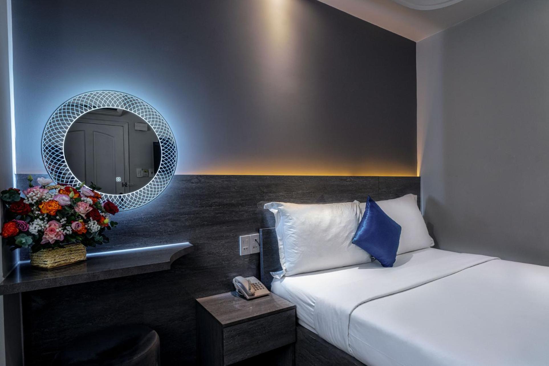 Ruby Saigon Hotel - Le Thanh Ton Хошимин Екстериор снимка