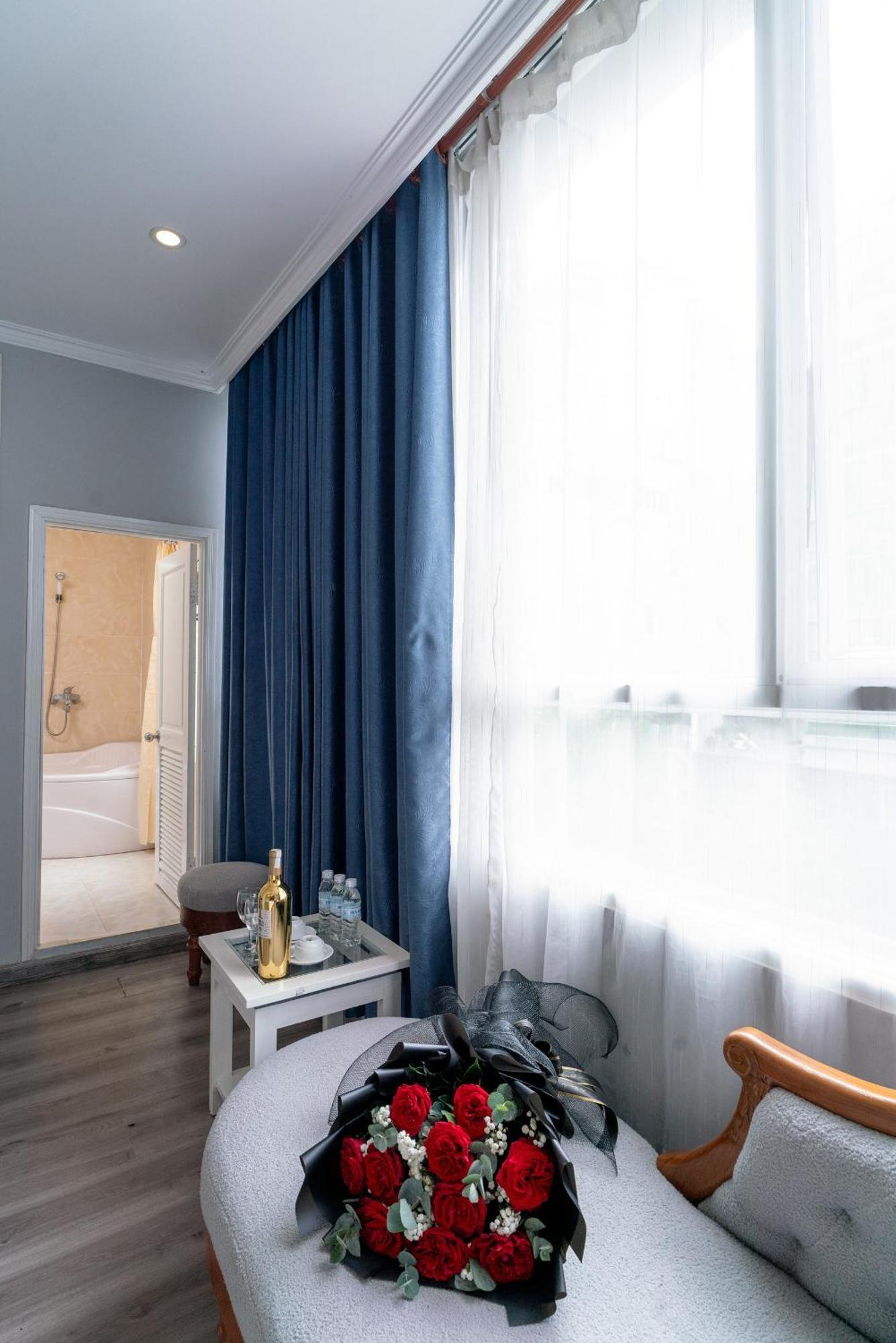 Ruby Saigon Hotel - Le Thanh Ton Хошимин Екстериор снимка