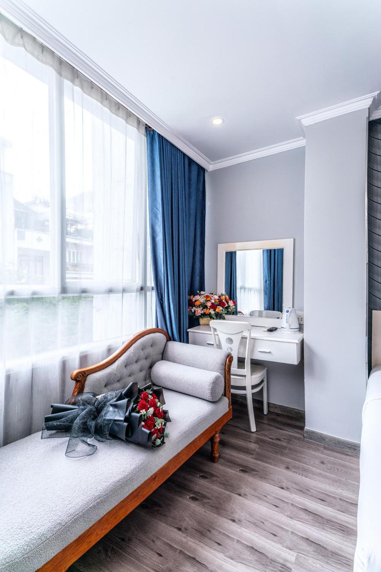 Ruby Saigon Hotel - Le Thanh Ton Хошимин Екстериор снимка